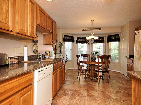 5th image of 635 Valley Trails Dr