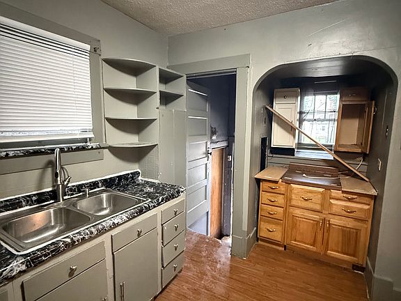 5th image of 957 W View St