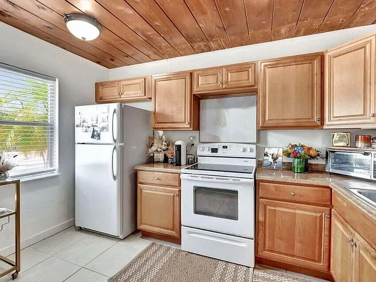 329 SE 3rd Ave — Photo 5