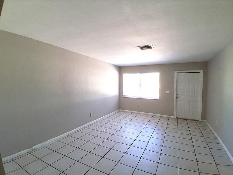 2203-2205 SE 15th Ln #2203 — Photo 2