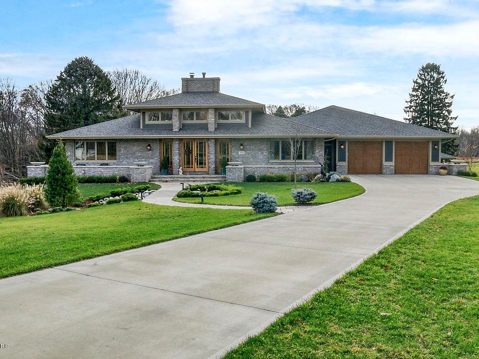 1st image of 715 Golfview Dr