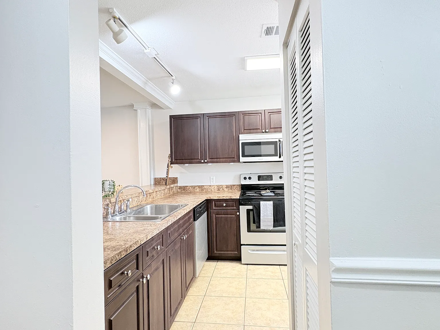 210 S Habana Ave — Photo 3