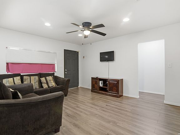 4th image of 4114 Tropical Dr