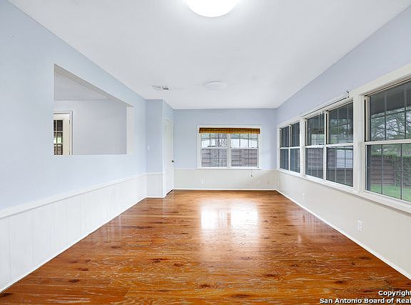 4th image of 208 Lee St