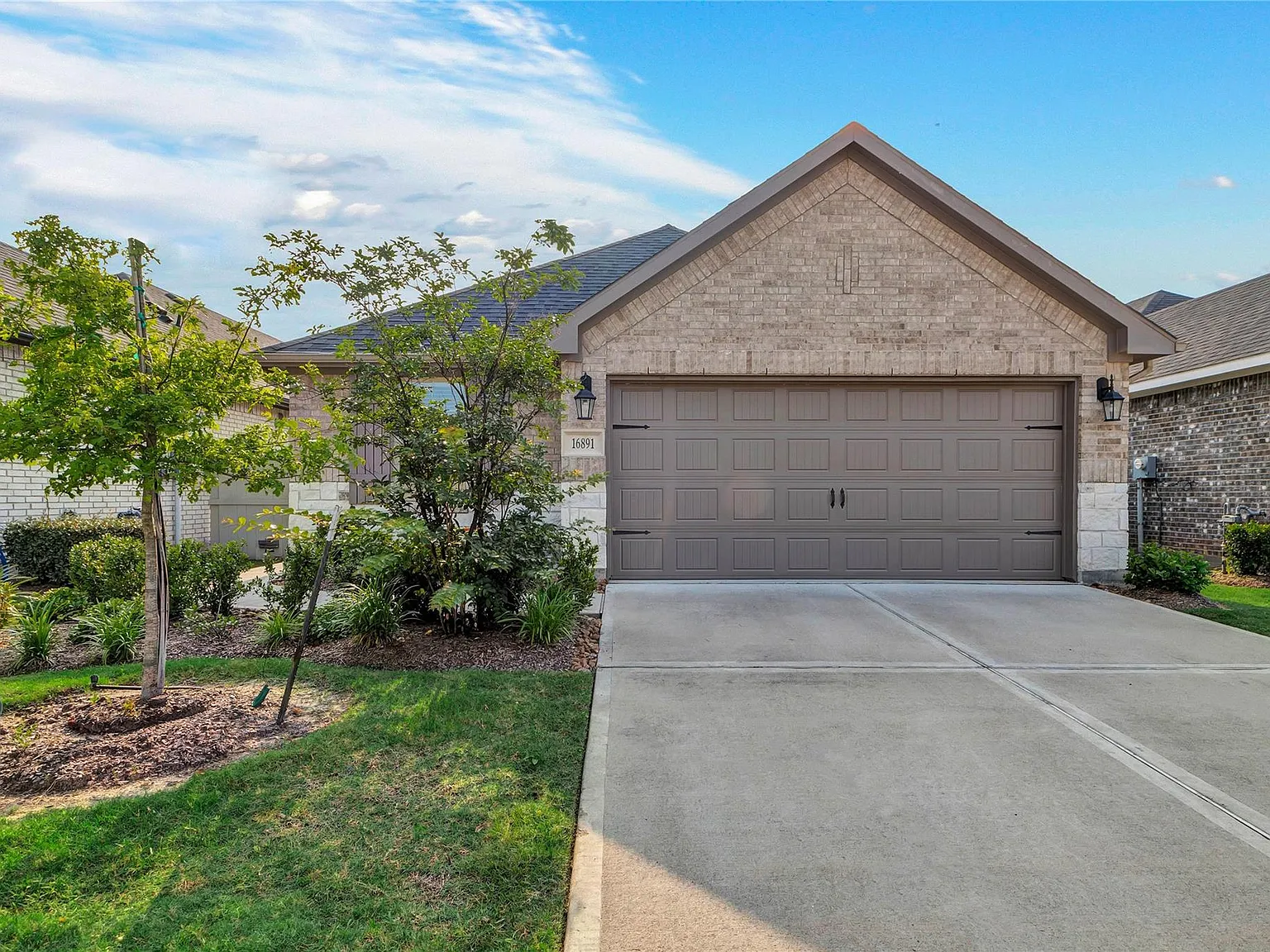 3 bed, 2.0 bath, 1713 sqft, $2,300 — Photo 2