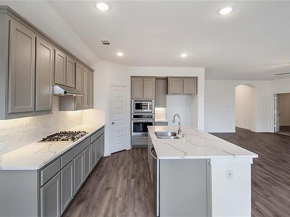4th image of 809 Glen Crossing Dr