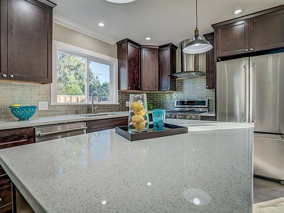 4th image of 158 W Rosemary Ln