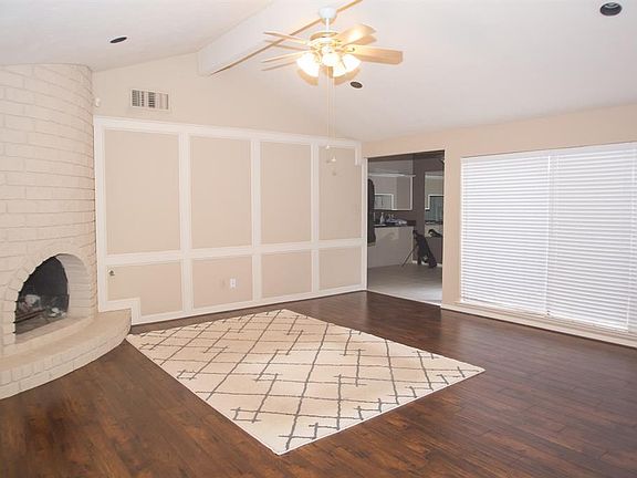 4th image of 18 Pinehurst Ln