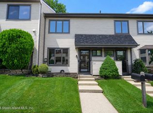 30 Hemlock Ct, Staten Island, NY 10309