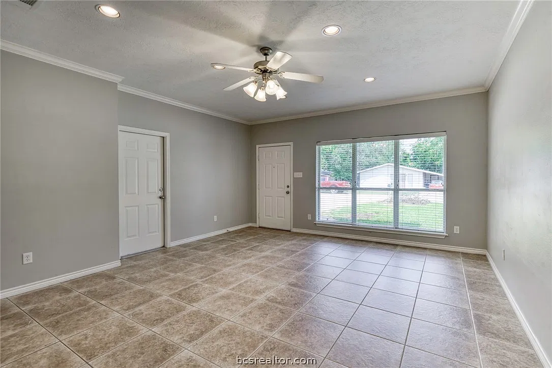 3 bed, 1303 sqft, $2,400 — Photo 3