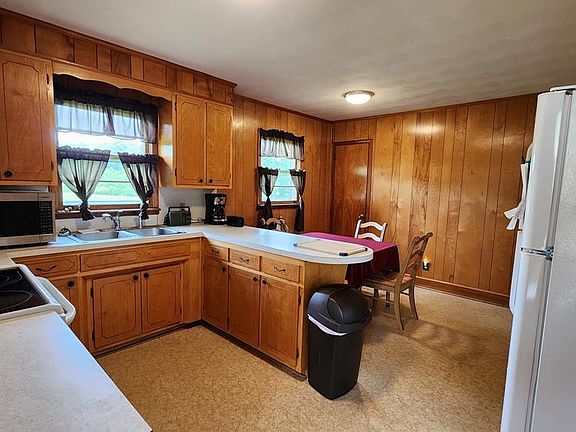 3rd image of 930 Glade St