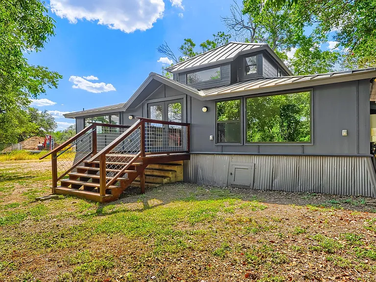 1321 W San Antonio St — Photo 25
