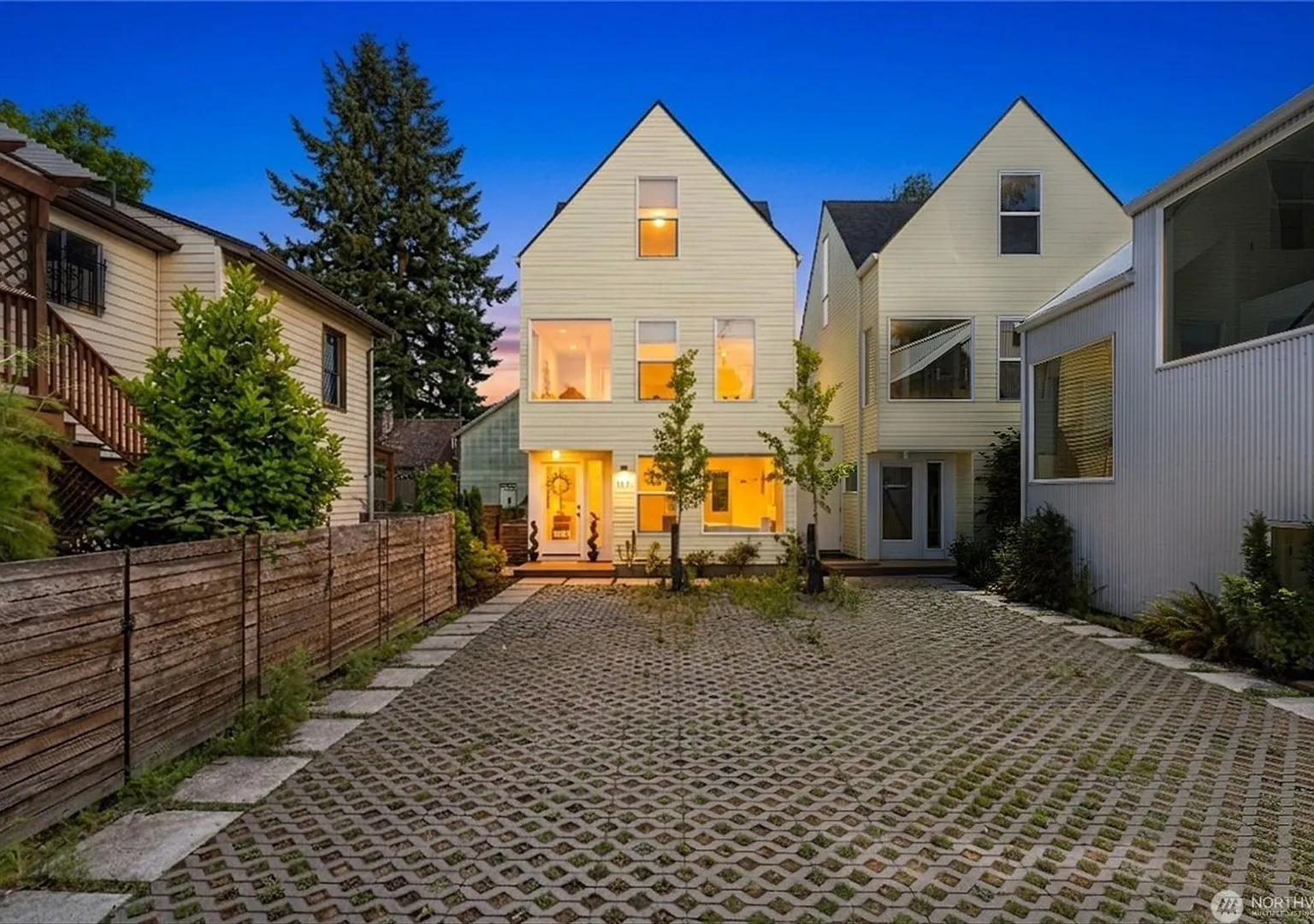 Modern Detached 3 Bedroom Townhouse in the Heart of Seattle — Photo 1