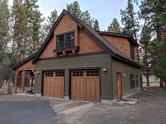 Detached garage / ADU