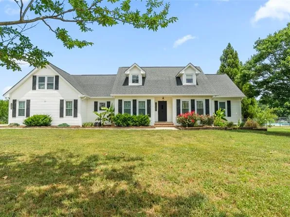106 Walker Lake Dr, Carrollton, GA 30117