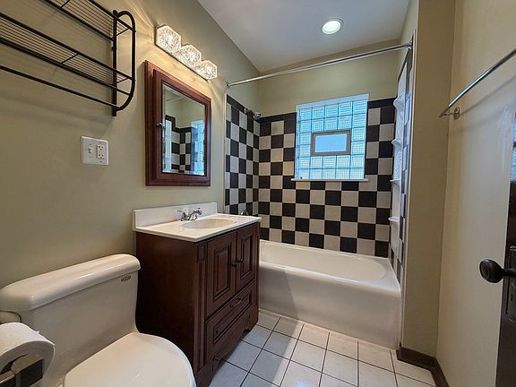 4th image of 4957 W Sunnyside Ave Unit 2