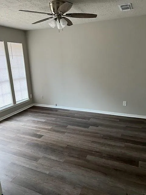 3 bed, 2.0 bath, 2082 sqft, $2,300 — Photo 4