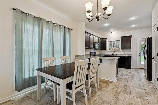 3 bed, 2.0 bath, 1321 sqft, $1,600 — Photo 4