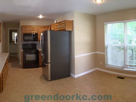 3rd image of 14826 Robinson St