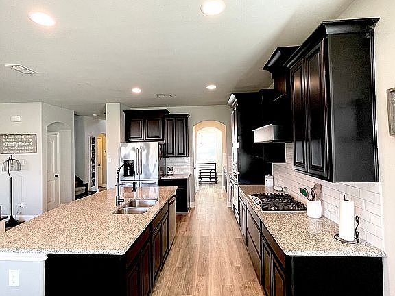 5th image of 1025 Rose Garden Dr