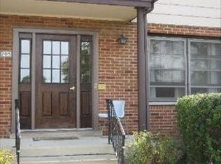 205 Washington Sq APT B, Elk Grove Village, IL 60007