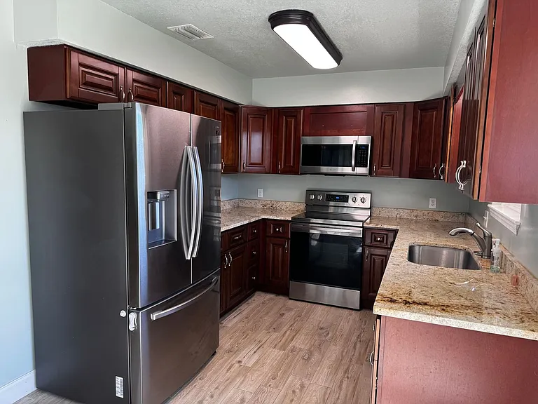 907 Lee Ct — Photo 6