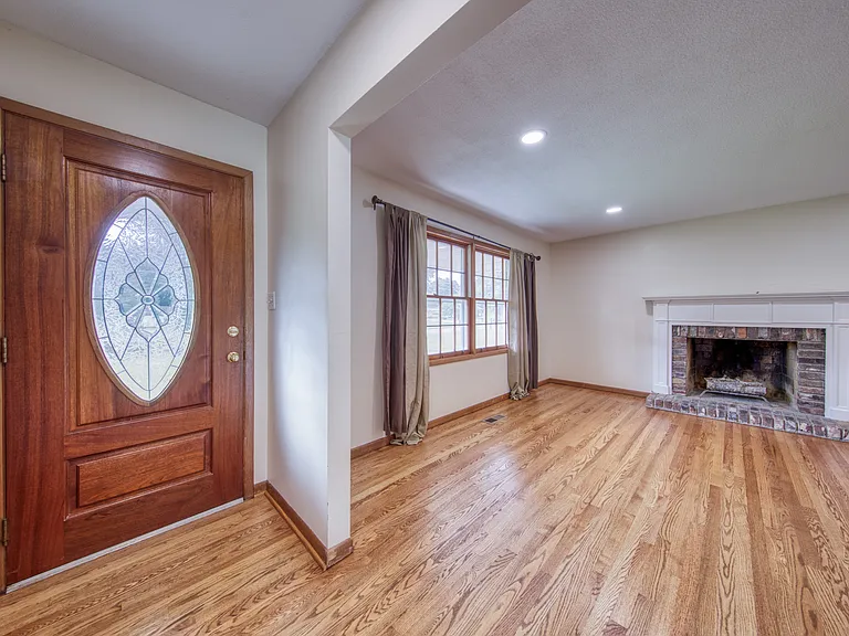 Living Room / Entry