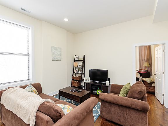 3rd image of 1834 W Wabansia Ave #2F