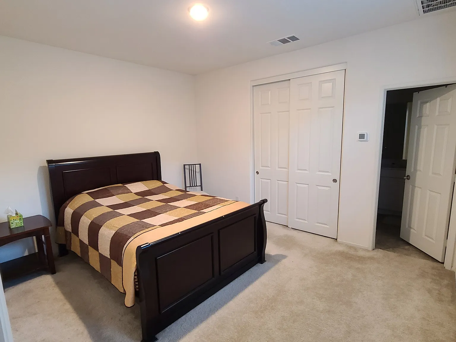 4 bed, 2.5 bath, 3043 sqft, $1,600 — Photo 4