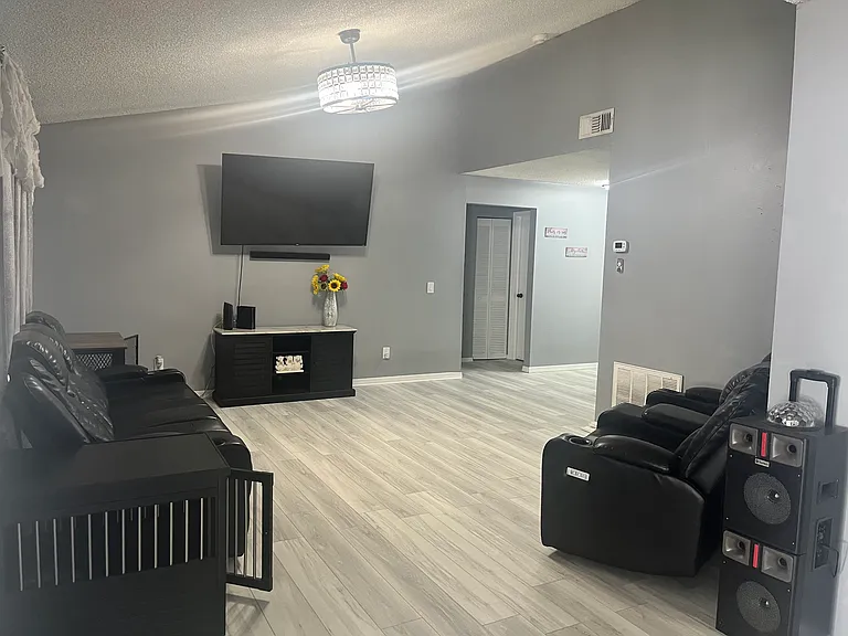 2115 Shadypoint Ln — Photo 2