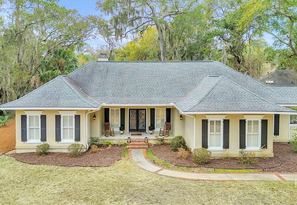 1st image of 10 Tangletree Ln