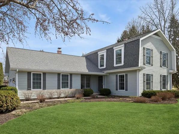 6136 Hidden Oak Dr, Crystal Lake, IL 60012