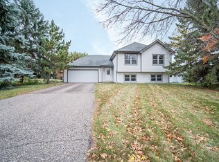 1721 Helmo Rd N, Oakdale, MN 55128