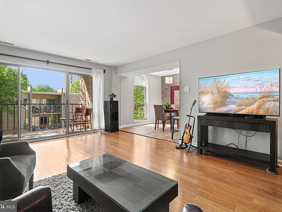 3rd image of 18 Canterbury Sq APT 302