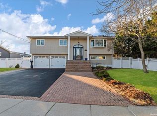3948 Darby Ln, Seaford, NY