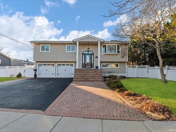 3948 Darby Lane, Seaford, NY 11783