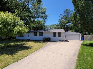 101 Golfview Ct, Carpentersville, IL