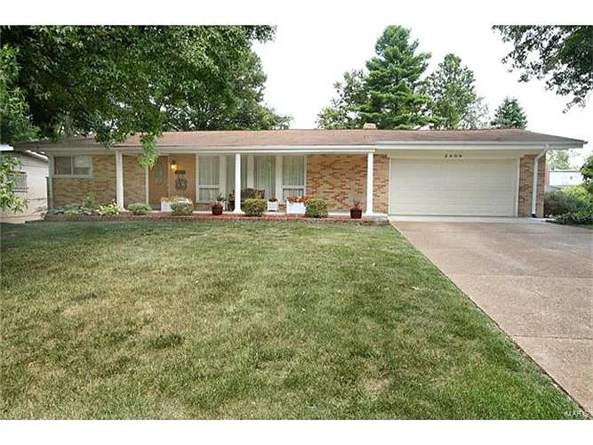2408 Chaucer Ave photo 1