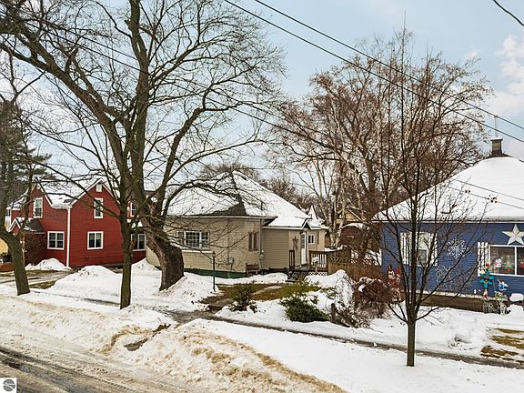 4th image of 826 1st Ave