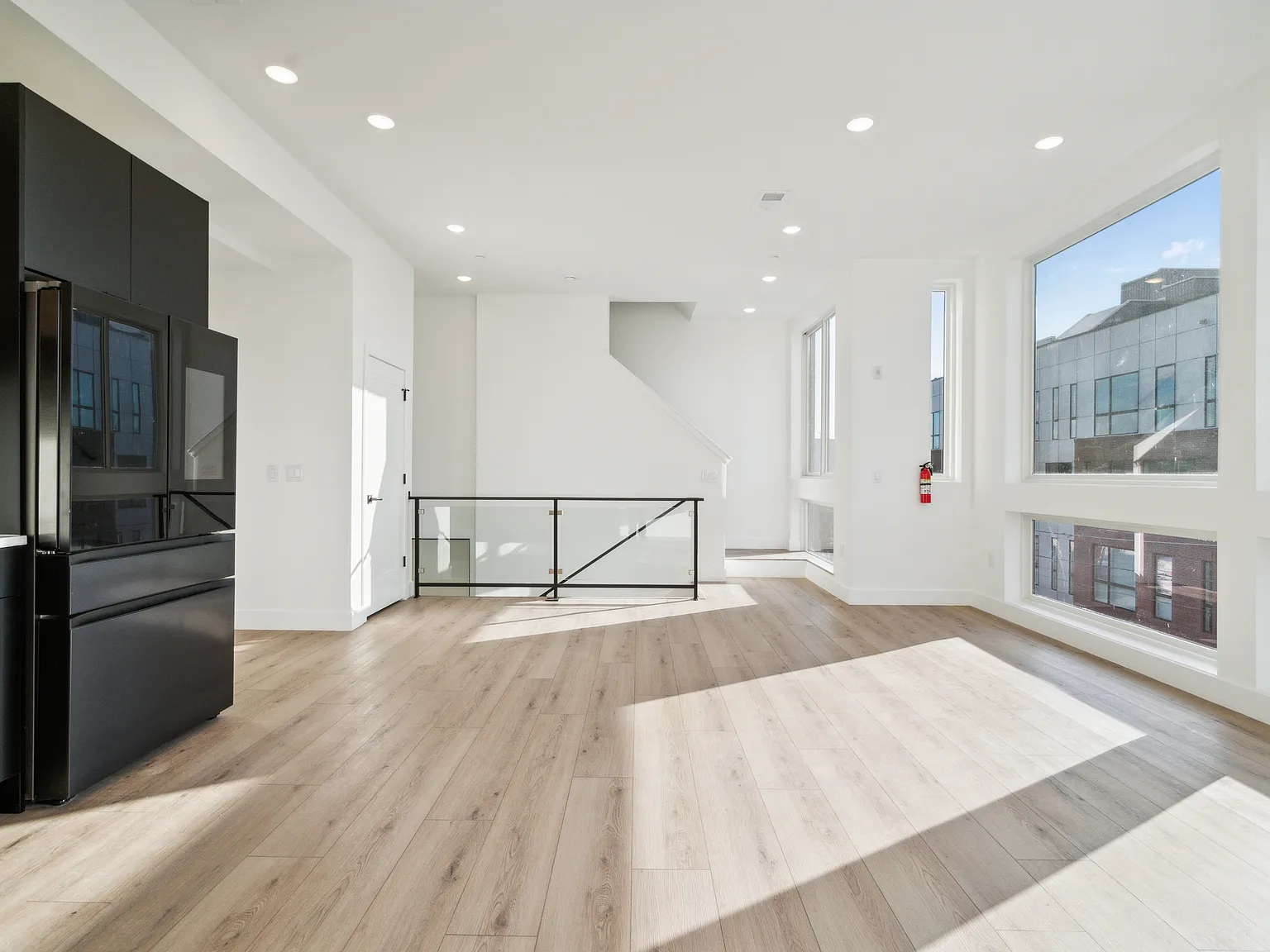 3 bed, 1400 sqft, $2,333 — Photo 2