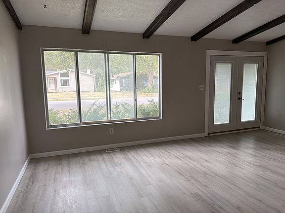 Living Room w/vaulted ceiling