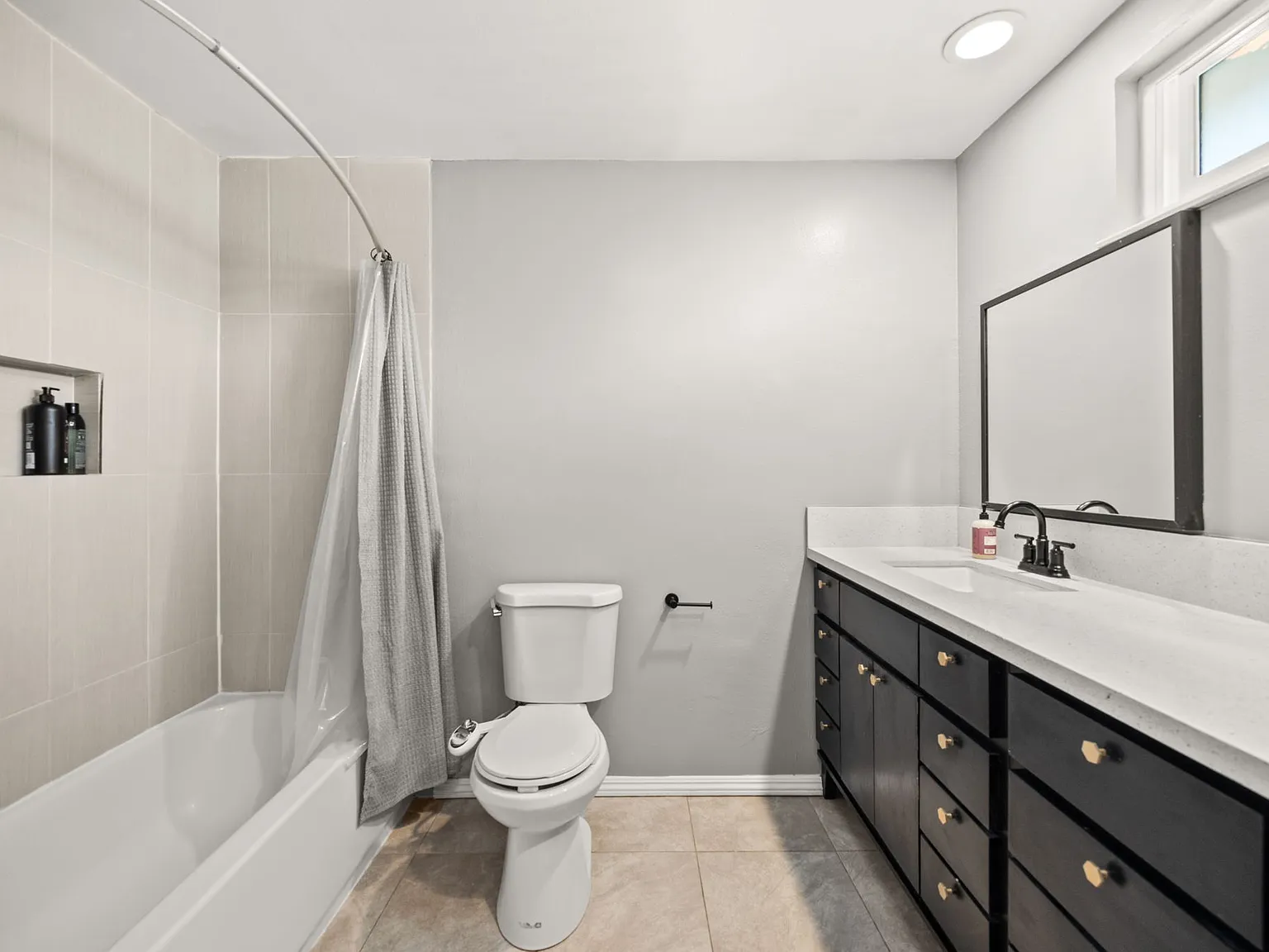 4 bed, 1750 sqft, $5,200 — Photo 3