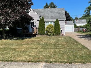 5159 Strawberry Ln, Willoughby, OH 44094