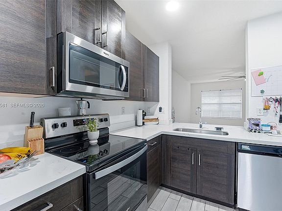 4th image of 427 NE 6th Ct