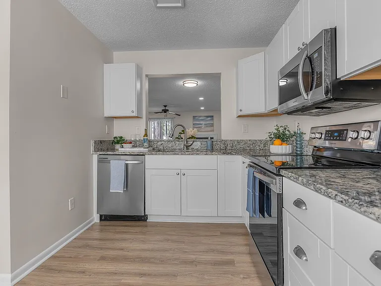 5036 Glenwood Way — Photo 10