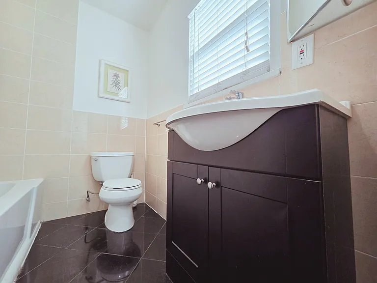 Master Bathroom (En-Suite)