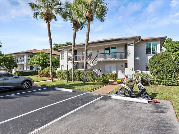3rd image of 5749 Phoenix Palm Court #D