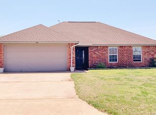 210 E Seminole St, Geronimo, OK 73543