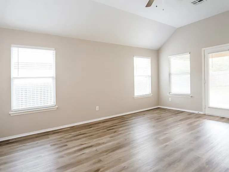 837 Clear Springs Holw — Photo 4