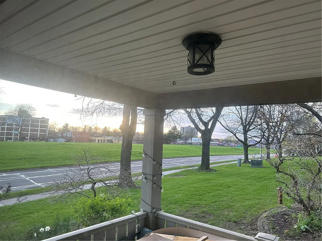 2 bed, 1.5 bath, 1090 sqft, $1,850 — Photo 2